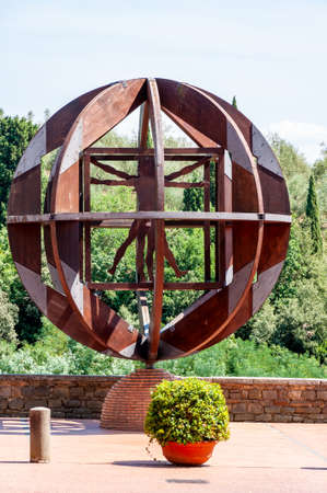 Vinci in Tuscany, Italy, the birthplace of "Leonardo Da Vinci". Detail of the entrance to the "Leonardo" Museum, with the structure depicting "The Vitruvian Man".のeditorial素材