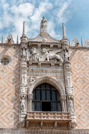 Venice, facade detail of the Doges Palace. The city of the lagoon, the canals and carnival masks. Famous throughout the world as one of the most beautiful and romantic cities.のeditorial素材