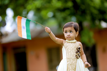 indian girl child holding indian flagの写真素材