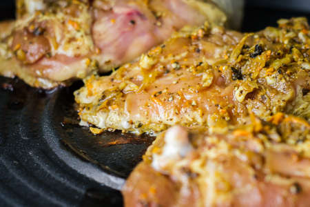 close up of grilled chicken in pan sale at asian street market ,cooking style asianの写真素材
