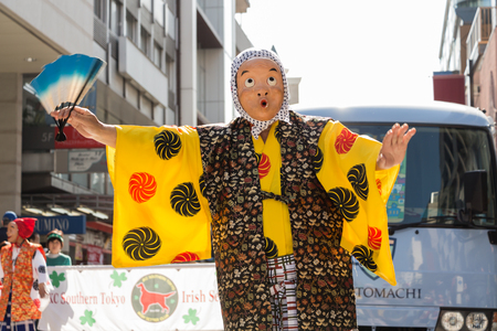 Yokohama, Japan - March 16, 2013  Japanese funny charactor joins the parade for St  Patrickのeditorial素材