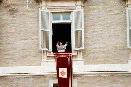 VATICAN CITY, VATICAN - MARCH 21, 2010: Pope Benedict XVI salutes the faithful during Sunday mass at Saint Peter Squareのeditorial素材
