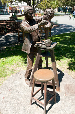 FREMANTLE, AUSTRALIA - October 26, 2016: A bronze statue of Sculptor Pietro Porcelli in Kings Squareのeditorial素材