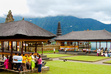 BALI, INDONESIA - January 31, 2009: Locals performing a traditional ceremony at Ulun Danu Templeのeditorial素材