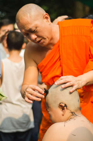 Ordination tradition of the northern summer in the year 2013, the ordination of young men of Thailand gratitude to their parents.のeditorial素材
