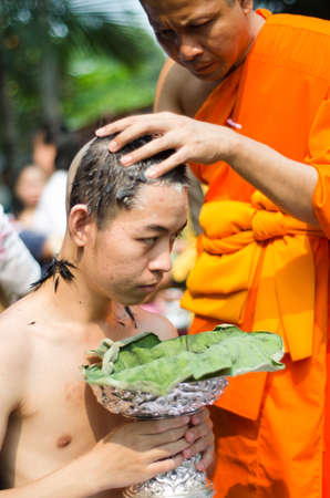 Ordination tradition of the northern summer in the year 2013, the ordination of young men of Thailand gratitude to their parents.のeditorial素材