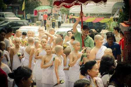 Ordination tradition of the northern summer in the year 2013, the ordination of young men of Thailand gratitude to their parents.のeditorial素材