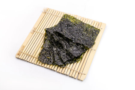 Roasted seaweed snack on bamboo matの写真素材