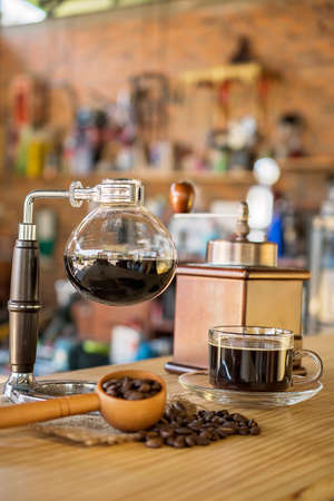 Siphon vacuum coffee maker on cafe barの写真素材