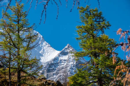 Nature landscape image, Doacheng Yading National park, Sichuan, China. Last Shangri-la hight 4,600 meter from sea level. Itâs beutiful place field, Snow mountain, Lake and very cold weatherの写真素材