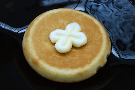 A pancake with butterfly shape butterの写真素材