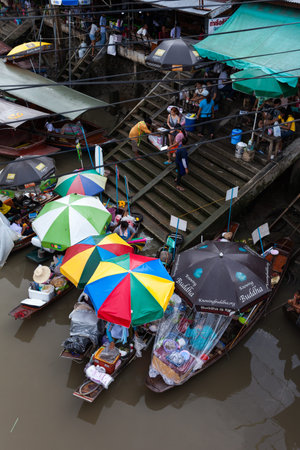 boats selling food at Amphawa Floating market, Thailandのeditorial素材