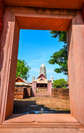 white grand pagoda in thailandのeditorial素材