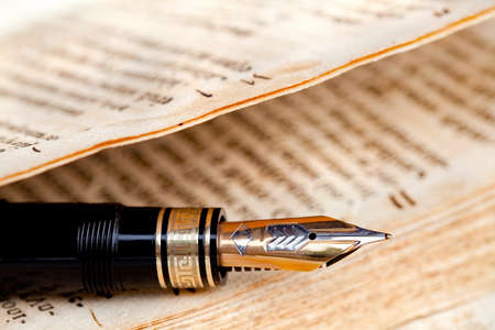 antique fountain pen on the bookの写真素材