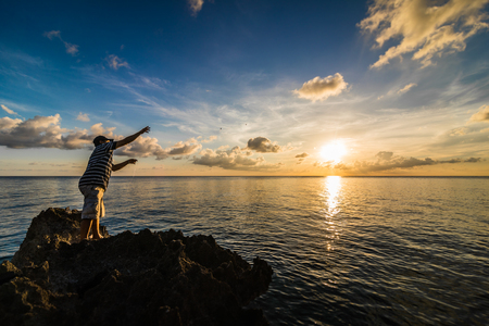SAN ANDRES ISLAND, Colombia _ Circa March 2017. Fisherman Spinning and Throwing the Wire with a Bait without using a Rod. This is the Way Local Islander Fish in San Andres.のeditorial素材