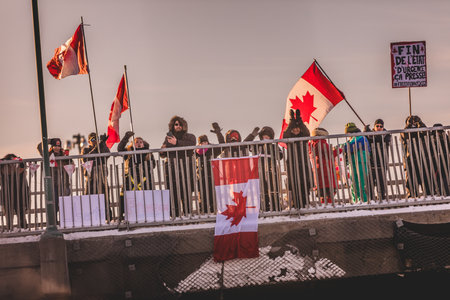 Montreal, Quebec, Canada - January 28 2022. Cheering and Supporting Crowd on the Highway for the Freedom Convoy 2022 in Direction of Ottawa.のeditorial素材