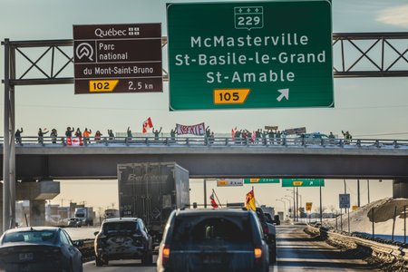 Montreal, Quebec, Canada - January 28 2022. Cheering and Supporting Crowd on the Highway for the Freedom Convoy 2022 in Direction of Ottawa.のeditorial素材