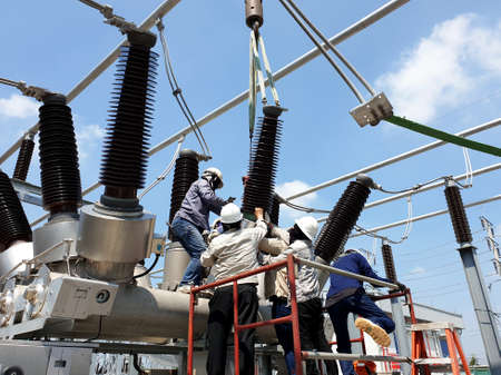 115 kV Hybrid Switchgear and Air Insulated Substation: porcelain bushing replacement.