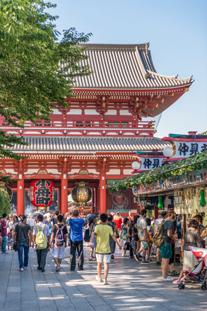 Tourists flock to the Senso-ji temple in Asakusaのeditorial素材