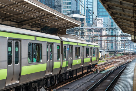 A Yamanote line train in a Tokyo stationのeditorial素材