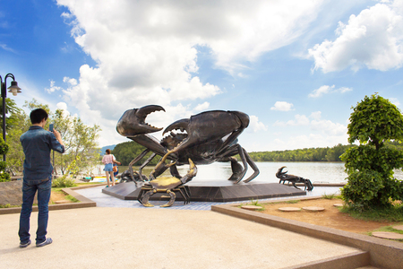 tourists take photo with the mud crabs sculpture landscape at krabi thailandのeditorial素材