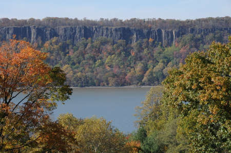 The Palisades overlooking the Hudson River with autumnal trees in the foregroundの写真素材