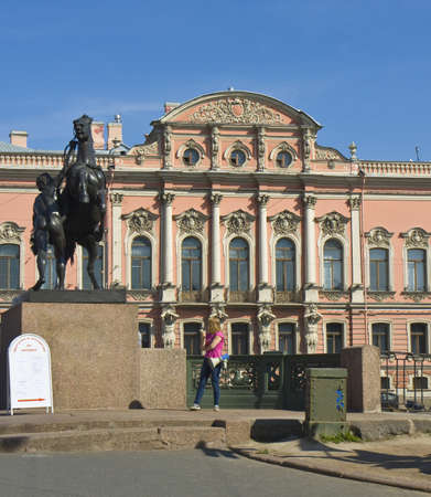 St. Petersburg, Russia - July 01, 2012: sculptures on Anichkov bridge, 1841, sculptor Klodt, and palace of Beloselskih-Belozerskih, 1799-1800.のeditorial素材