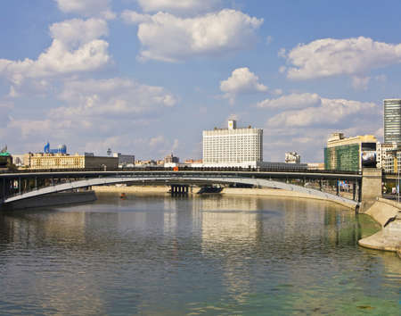 MOSCOW - AUGUST 14: building of Russian government (White house) and bridge on Moscow-river, August 14, 2010, in town Moscow, Russia.のeditorial素材