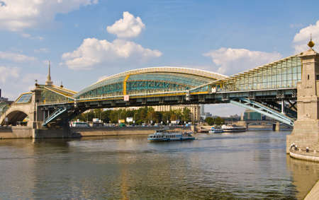 MOSCOW - AUGUST 14, 2010: Bridge of Bogdan Khmelnitskiy Kievskiy bridge on Moscow-river, has been built in 2001.のeditorial素材