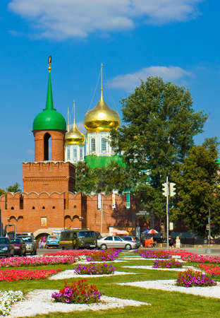 TULA, RUSSIA - AUGUGST 22 2013: Kazanskaya tower or Tower of Odoevskiye gates and Assumption cathedral of town fortress Kremlin on August 22, 2013 in town Tula, Russia. Kremlin in Tula was built in 1547.のeditorial素材