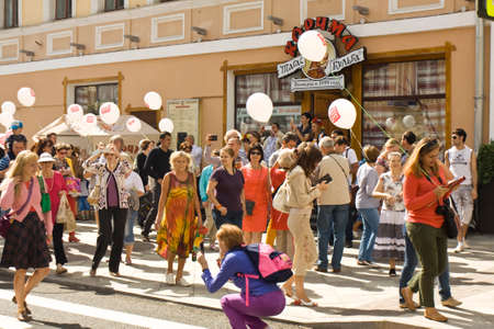 MOSCOW - AUGUST 23, 2014: Street festival devoted to reconstruction of Pyatnitskaya street in historical centre of the city, performance of street theatre.のeditorial素材