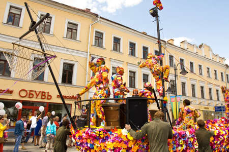 MOSCOW - AUGUST 23, 2014: Street festival devoted to reconstruction of Pyatnitskaya street in historical centre of the city, performance of street theatre.のeditorial素材