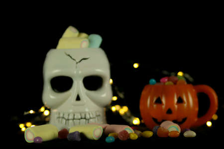 Treats and objects that identify the commemorative date of Halloween.