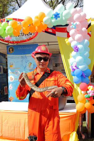 Bangkok, Thailand-9 Jan 2016 : Firefighter Shows How Handle  Snake In Thailand National Children's Day At Wachira Benchathat Public Parkのeditorial素材