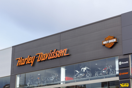 Tarragona, Spain - December 01, 2018: Harley Davidson logo in a dealership motorbike store, with some motorbikes on saleのeditorial素材