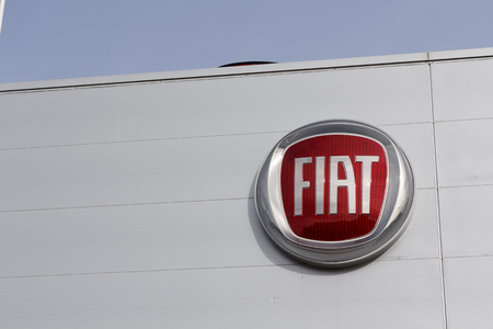 Tarragona, Spain - December 01, 2018: Fiat logo in a dealership car storeのeditorial素材
