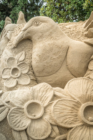 OREWA, NZ - MAR 23: Sand Sculpture of a New Zealand Wood Pigeon Surrounded by Flowers at the Orewa Sand Castle Competition Mar 23 2019のeditorial素材
