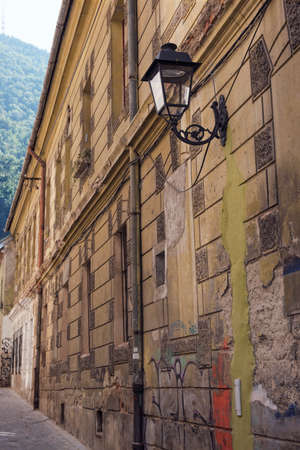 Narrow street in Brasov city, Romaniaの写真素材