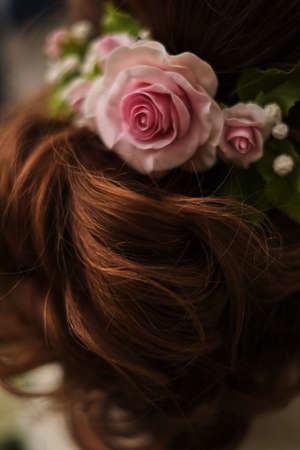 pink roses in the hair of the bride, wedding style, close-upの写真素材