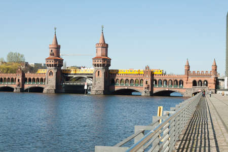 Oberbaum bridge with S-Bahn, which runs just overのeditorial素材