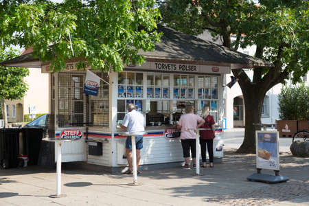 Customers at a snack hut Where They sell hot dogs Plserのeditorial素材