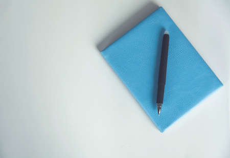 pen on the notepad on deskの写真素材