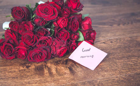 red rosses with good morning text on deskの写真素材