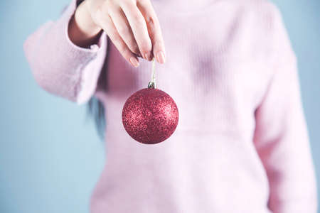 woman hand holding Christmas tree decorationの写真素材