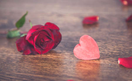 bouquet of red roses and heart on deskの写真素材