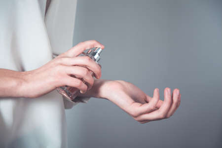 woman hand perfume bottle in handの写真素材