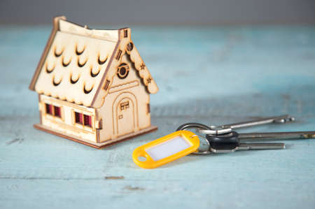 house model and key on the table