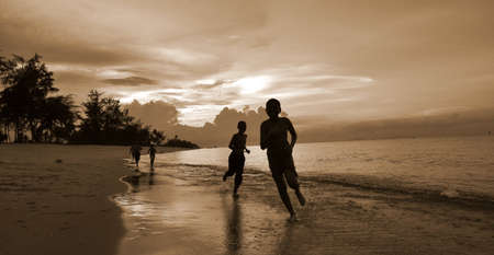 kids running at beachの素材