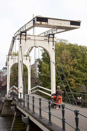 mother and child on drawbridge on prinseneiland in amsterdamのeditorial素材