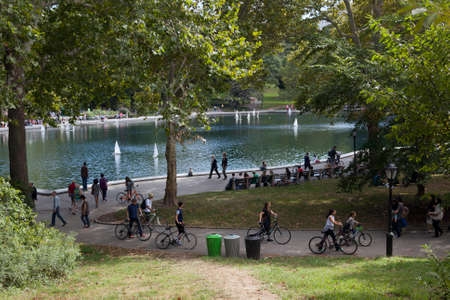 New York City, 14 september 2015: pond with model boats in central park new york and people with bikesのeditorial素材